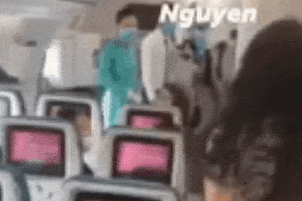 Clip: Nữ hành khách làm loạn máy bay, liên tục gào thét: 'Không thể chịu nổi nơi đồi bại này'