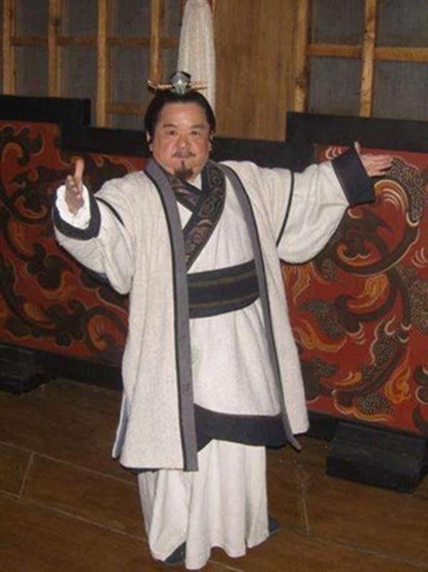 Sao phim Lưu gù cao 1,28 m phải ngủ dưới gầm cầu, kiếm đồ ăn trong thùng rác-4