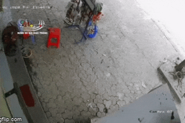 Clip: Thấy 2 thanh niên nằm bất động trước cửa nhà, trích camera xem ai cũng hốt hoảng