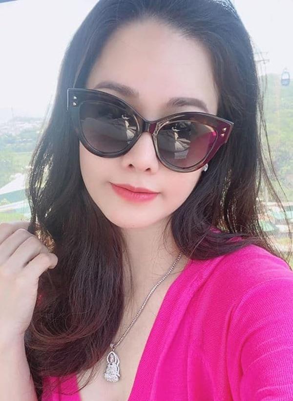 Nhật Kim Anh chiêm nghiệm cuộc sống: "Ô hay! Một kiếp con người. Trần gian thế thái, thói đời điêu ngoa. Ai là bè bạn với ta. Đắng cay, chia sẻ mới là tình thân".