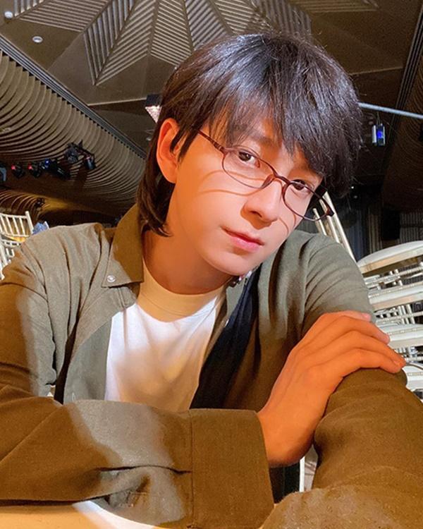 Ngô Kiến Huy với tóc dài thư sinh - tạo hình trong phim mới.