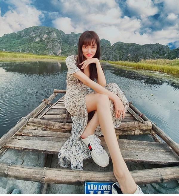 Mở đầu tin sao Việt là hình ảnh Hương Giang đi du lịch. Cô viết kèm: "Khoảng lặng cho em và anh, dành không gian lắng nghe lòng mình." Mặc dù nhan sắc hoa hậu rất rạng rỡ nhưng dân mạng chỉ quan tâm đến cơ thể gầy còm, tay chân tong teo. Một lần nữa vóc dáng thiếu sức sống của Hương Giang khiến người hâm mộ phải lo lắng.