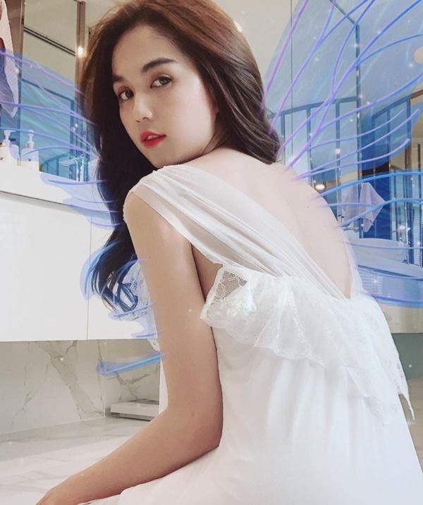 Ngọc Trinh "thả thính": "Một khi ta thương nhau, thì ta sẽ có ngàn lý do để ở lại", khép lại tin sao Việt.