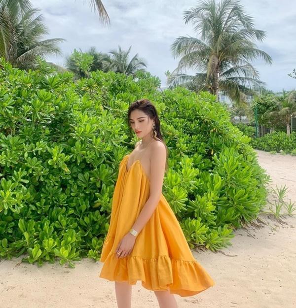 Kỳ Duyên diện váy trễ nải khoe ngực đầy và vai trần sexy.