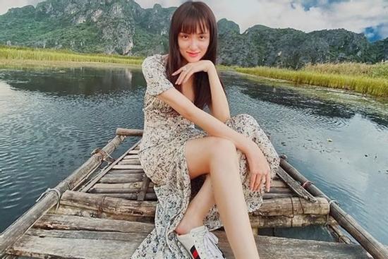 Hương Giang khoe ảnh du lịch, dân mạng nhìn thấy rõ khuyết điểm body