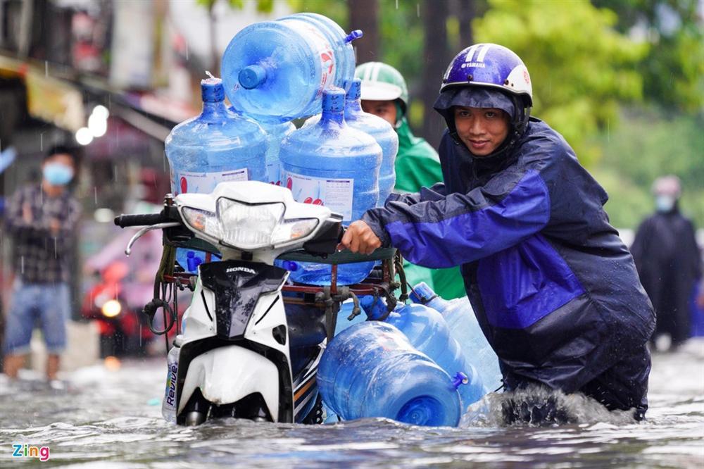 Mưa lớn khiến cửa ngõ TP.HCM kẹt cứng-2