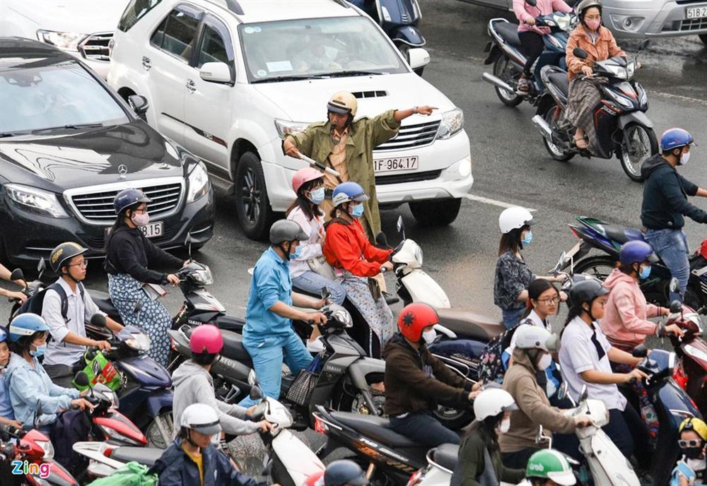 Mưa lớn khiến cửa ngõ TP.HCM kẹt cứng-6