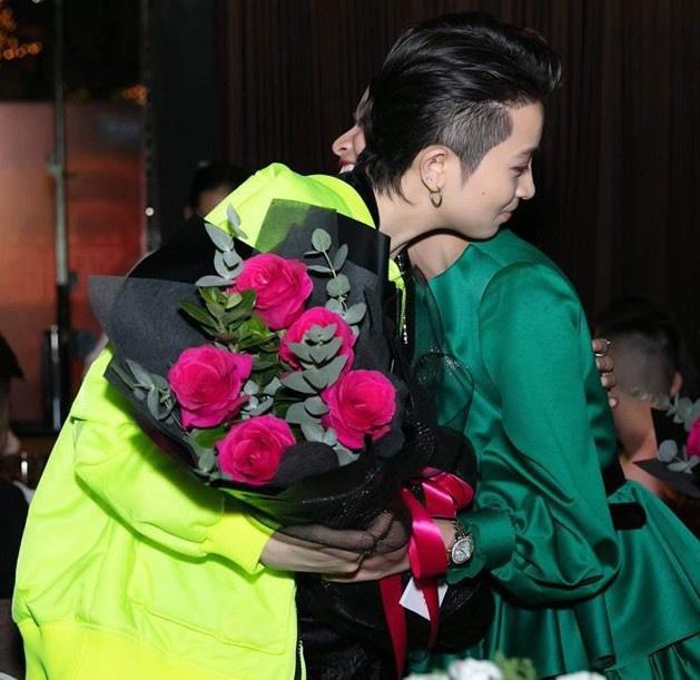 Loạt ảnh tình cảm của Hoàng Thùy Linh và Gil Lê-6