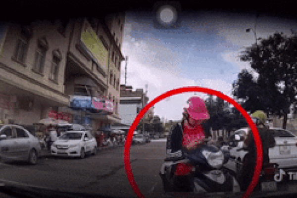 Clip: Trộm xe máy giữa ban ngày bị phát hiện, đối tượng xịt hơi cay tẩu thoát ở TP.HCM-2