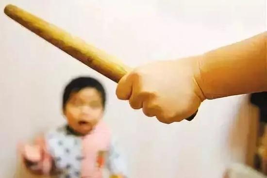 Con gái 6 tuổi ăn chậm, mẹ dùng ống sắt đánh con đến mức tử vong