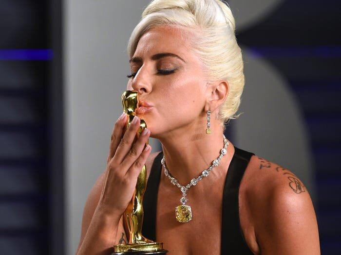 Lady Gaga khổ sở vì đeo vòng kim cương 700 tỷ tới Oscar 2019-2