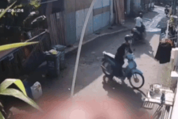 Clip: Đang đi xe máy bỗng giật đùng đùng, người đàn ông suýt bị xe container cán kinh hoàng-2
