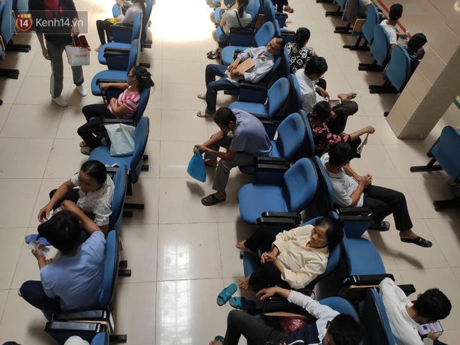 Hà Nội nắng nóng gần 40 độ C, người nhà bệnh nhân vạ vật gần hành lang, dưới bóng cây-1