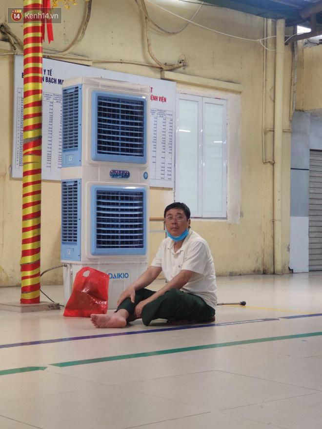 Hà Nội nắng nóng gần 40 độ C, người nhà bệnh nhân vạ vật gần hành lang, dưới bóng cây-3