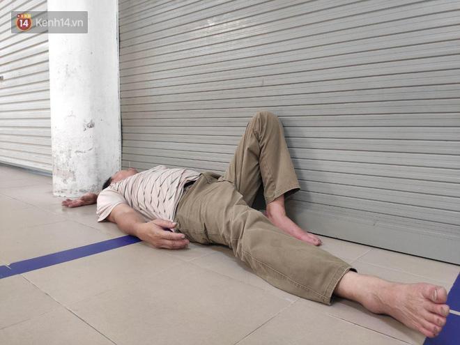 Hà Nội nắng nóng gần 40 độ C, người nhà bệnh nhân vạ vật gần hành lang, dưới bóng cây-4