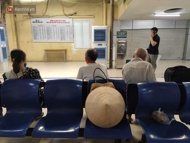 Hà Nội nắng nóng gần 40 độ C, người nhà bệnh nhân vạ vật gần hành lang, dưới bóng cây-5