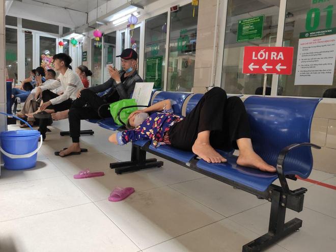 Hà Nội nắng nóng gần 40 độ C, người nhà bệnh nhân vạ vật gần hành lang, dưới bóng cây-6