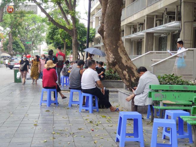 Hà Nội nắng nóng gần 40 độ C, người nhà bệnh nhân vạ vật gần hành lang, dưới bóng cây-10