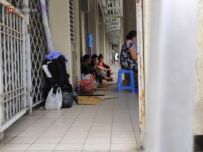Hà Nội nắng nóng gần 40 độ C, người nhà bệnh nhân vạ vật gần hành lang, dưới bóng cây-11
