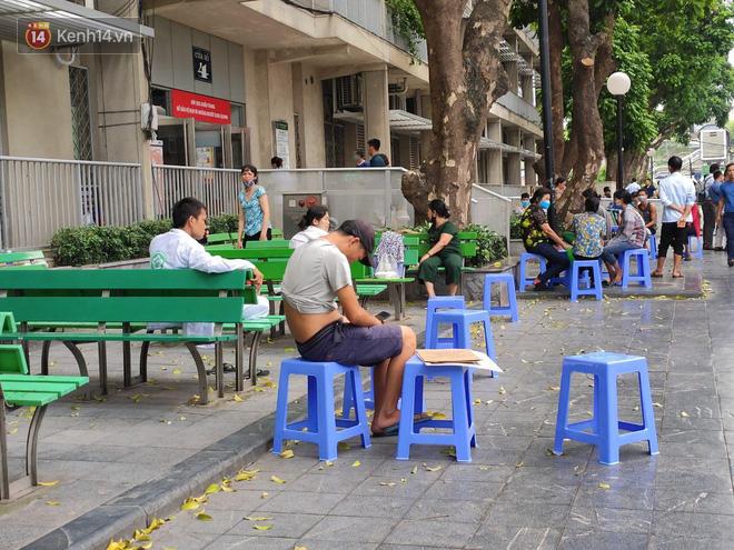 Hà Nội nắng nóng gần 40 độ C, người nhà bệnh nhân vạ vật gần hành lang, dưới bóng cây-12