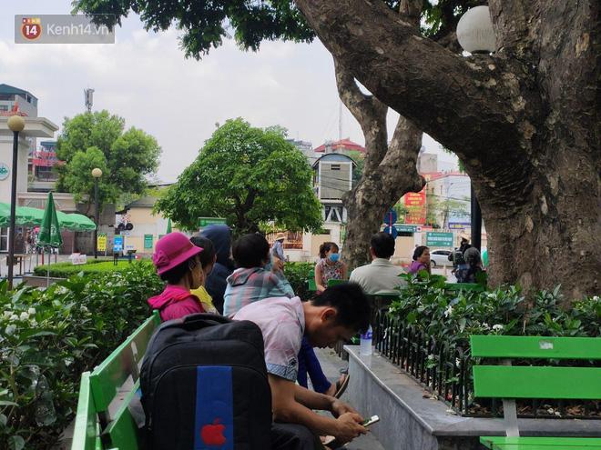 Hà Nội nắng nóng gần 40 độ C, người nhà bệnh nhân vạ vật gần hành lang, dưới bóng cây-13
