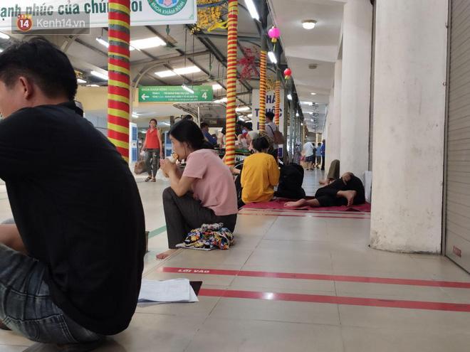 Hà Nội nắng nóng gần 40 độ C, người nhà bệnh nhân vạ vật gần hành lang, dưới bóng cây-14