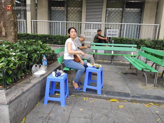 Hà Nội nắng nóng gần 40 độ C, người nhà bệnh nhân vạ vật gần hành lang, dưới bóng cây-15