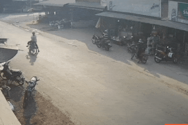 Clip: Người đàn ông đứng trên đỉnh cột điện cao thế rồi nhảy xuống ở TP.HCM-5