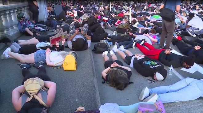 Mỹ: Cả cây cầu tắc nghẽn vì người biểu tình mô phỏng tư thế của nạn nhân bị cảnh sát ghì cổ đến chết-1