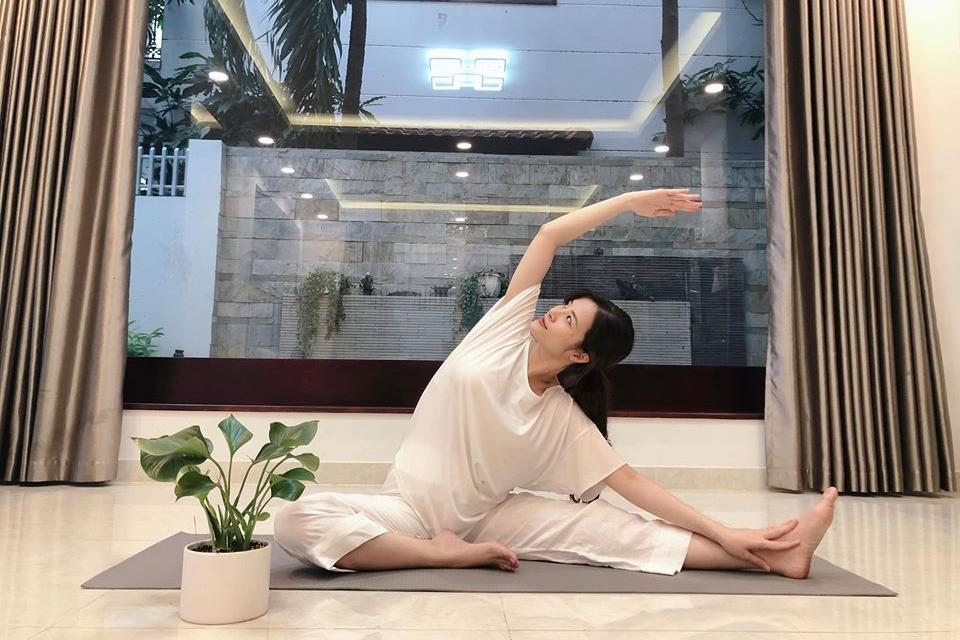 Best tranh thủ: Ốc Thanh Vân vừa đưa con đi học vừa đắp mặt nạ-8