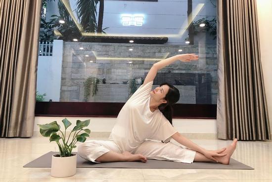 Đông Nhi miệt mài giữ dáng dù bắt đầu phát tướng ở tháng thứ 5 thai kỳ