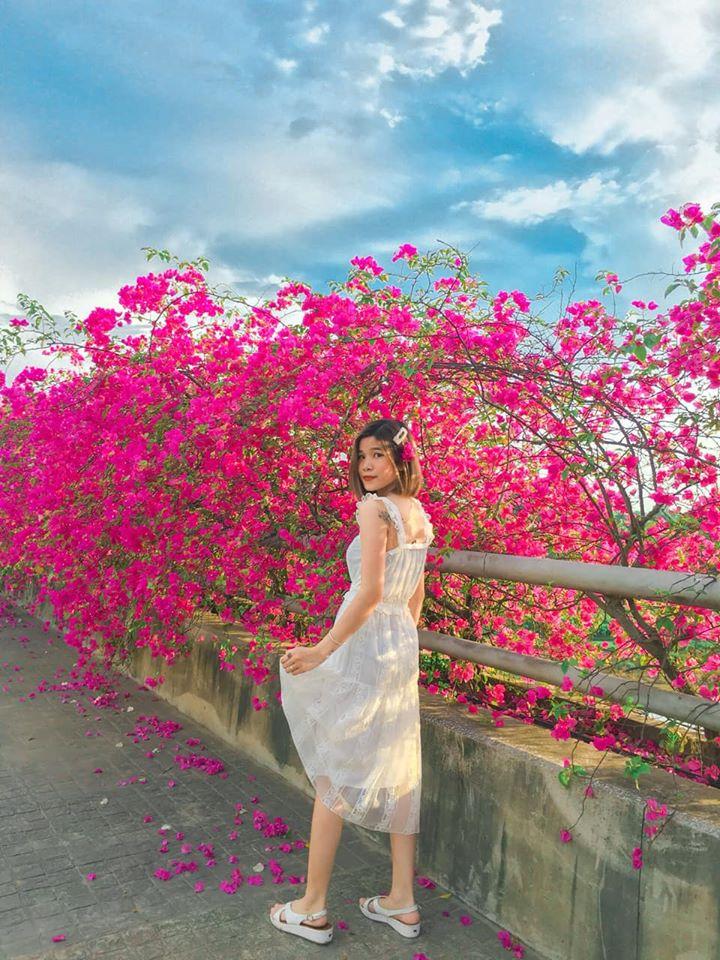 Bạn gái cũ Quang Hải tạo dáng xinh đẹp trên con đường hoa giấy nổi khắp mạng xã hội-5