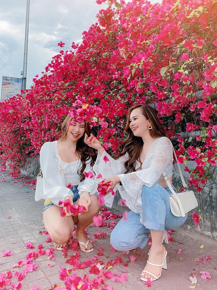 Bạn gái cũ Quang Hải tạo dáng xinh đẹp trên con đường hoa giấy nổi khắp mạng xã hội-8