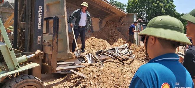 Xe ben lật đè bẹp ô tô chở 4 người, 3 người tử vong-2