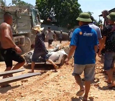 Xe ben lật đè bẹp ô tô chở 4 người, 3 người tử vong-1