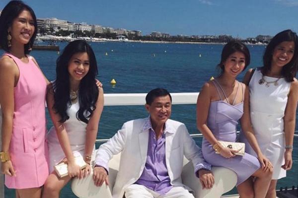 Dân tình ngạc nhiên khi lần đầu Tiên Nguyễn trực tiếp đứng bán hàng sale, tươi tắn không ngại ngùng-11