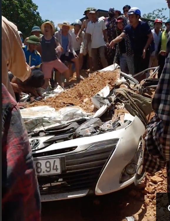 Xe ben lật đè bẹp ô tô chở 4 người, 3 người tử vong-4