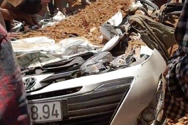 Clip: Khoảnh khắc xe tải hổ vồ đè bẹp dúm xe con, 3 người tử vong, 1 bé trai nguy kịch-5