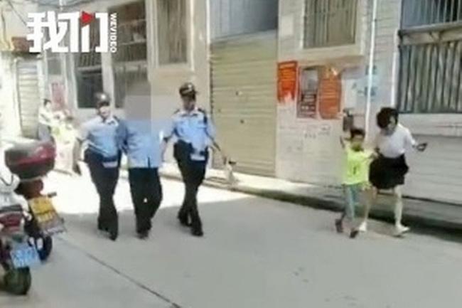 Bảo vệ trường học Trung Quốc bất ngờ dùng dao tấn công điên cuồng khiến 40 người bị thương-1