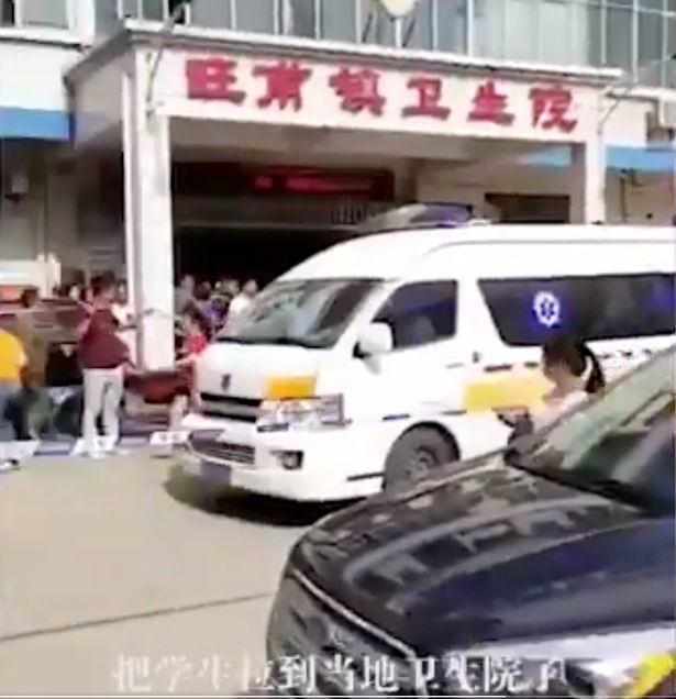 Bảo vệ trường học Trung Quốc bất ngờ dùng dao tấn công điên cuồng khiến 40 người bị thương-2