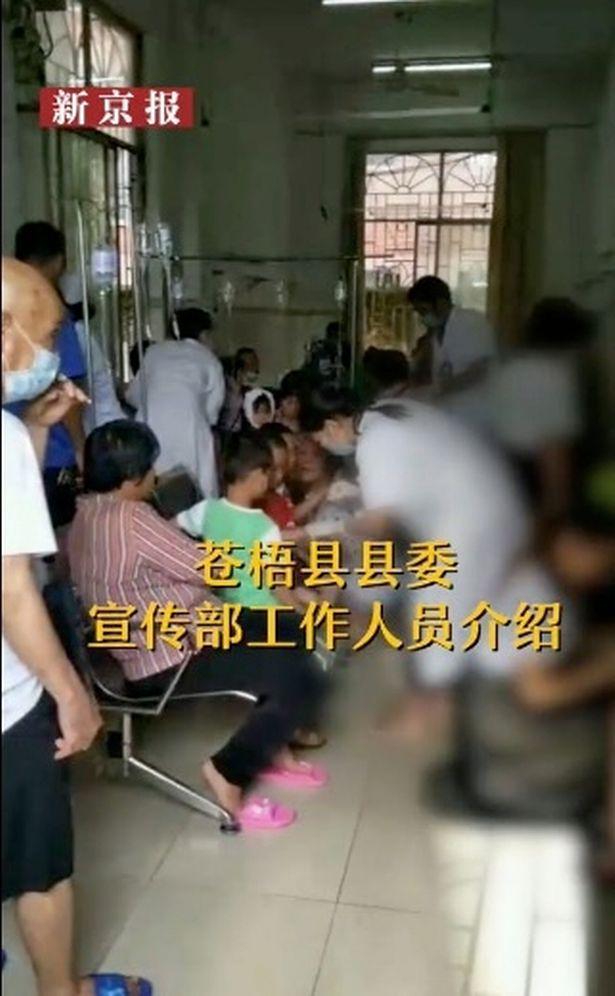 Bảo vệ trường học Trung Quốc bất ngờ dùng dao tấn công điên cuồng khiến 40 người bị thương-4