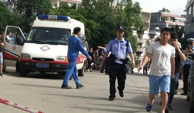 Bảo vệ trường học Trung Quốc bất ngờ dùng dao tấn công điên cuồng khiến 40 người bị thương-5