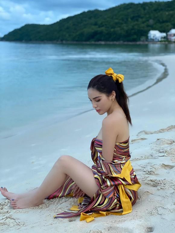 Hoa hậu Kỳ Duyên lại phanh ngực áo phô diễn vòng một hững hờ-3