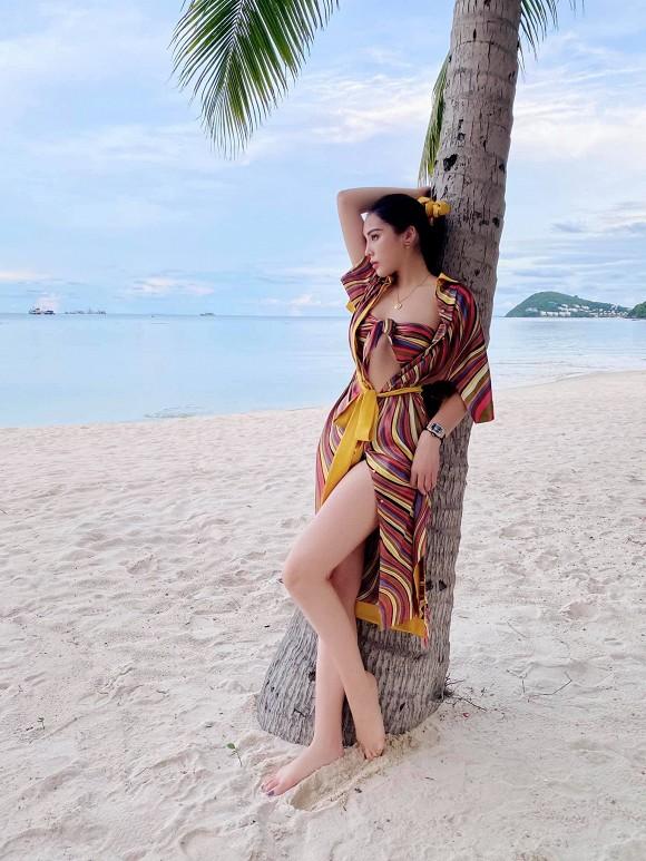 Hoa hậu Kỳ Duyên lại phanh ngực áo phô diễn vòng một hững hờ-4