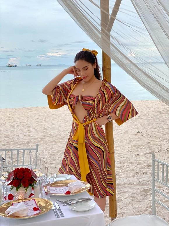 Hoa hậu Kỳ Duyên lại phanh ngực áo phô diễn vòng một hững hờ-5