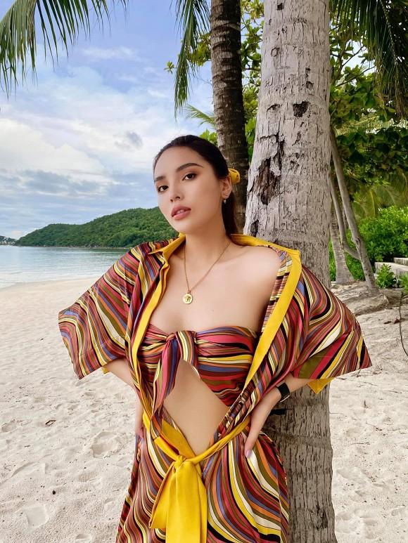 Hoa hậu Kỳ Duyên lại phanh ngực áo phô diễn vòng một hững hờ-6