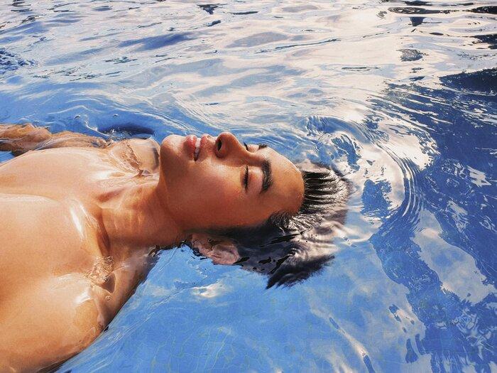 Jun Phạm khoe body cực phẩm ở hồ bơi: Fan liên tục truyền thái y vì mất máu-1