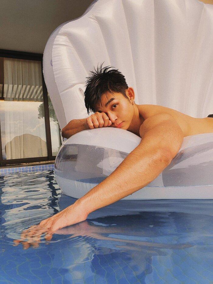 Jun Phạm khoe body cực phẩm ở hồ bơi: Fan liên tục truyền thái y vì mất máu-3