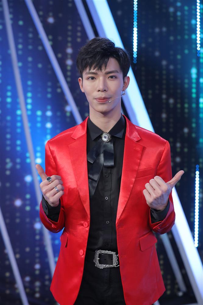 Ngồi ghế cố vấn Người Ấy Là Ai, Đức Phúc mặc diêm dúa hơn cả nữ chính-3