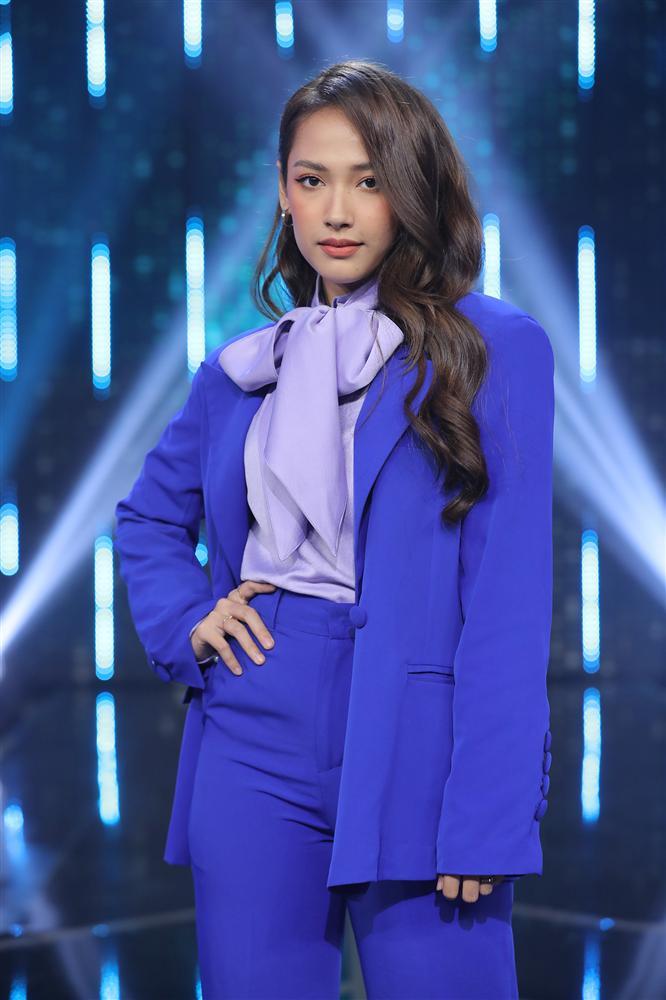 Ngồi ghế cố vấn Người Ấy Là Ai, Đức Phúc mặc diêm dúa hơn cả nữ chính-6